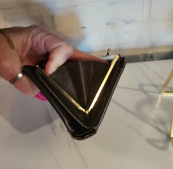 Louis Vuitton Kiss Lock Damier Wallet - Picture 5 of 12